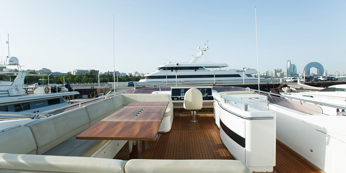 Продается моторная яхта PRINCESS 78 - стол на флайбридже